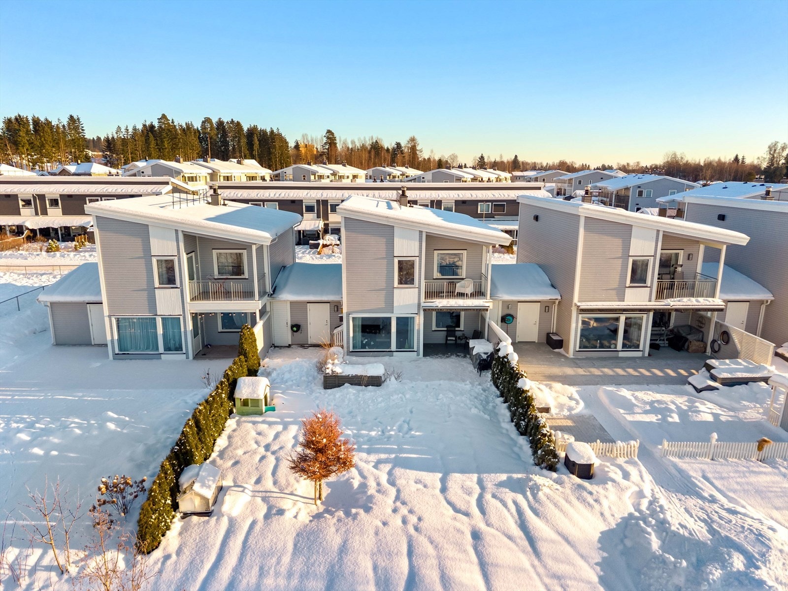 Opparbeidet med hage i bakkant av boligen med plen, hekk og beplantning. Galleribilde