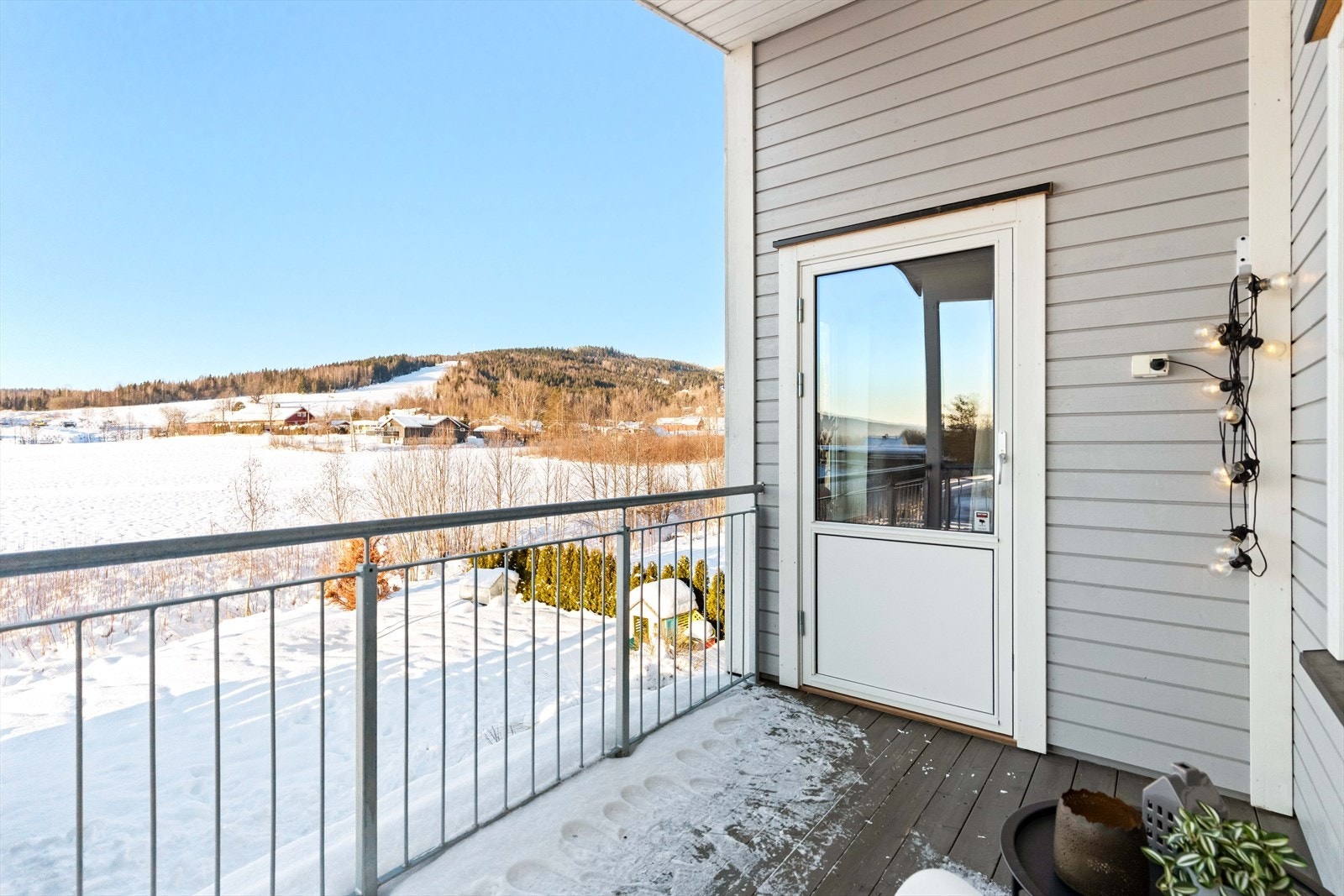 Fra hovedsoverom i 2. etasje er det utgang til en romslig balkong. Galleribilde