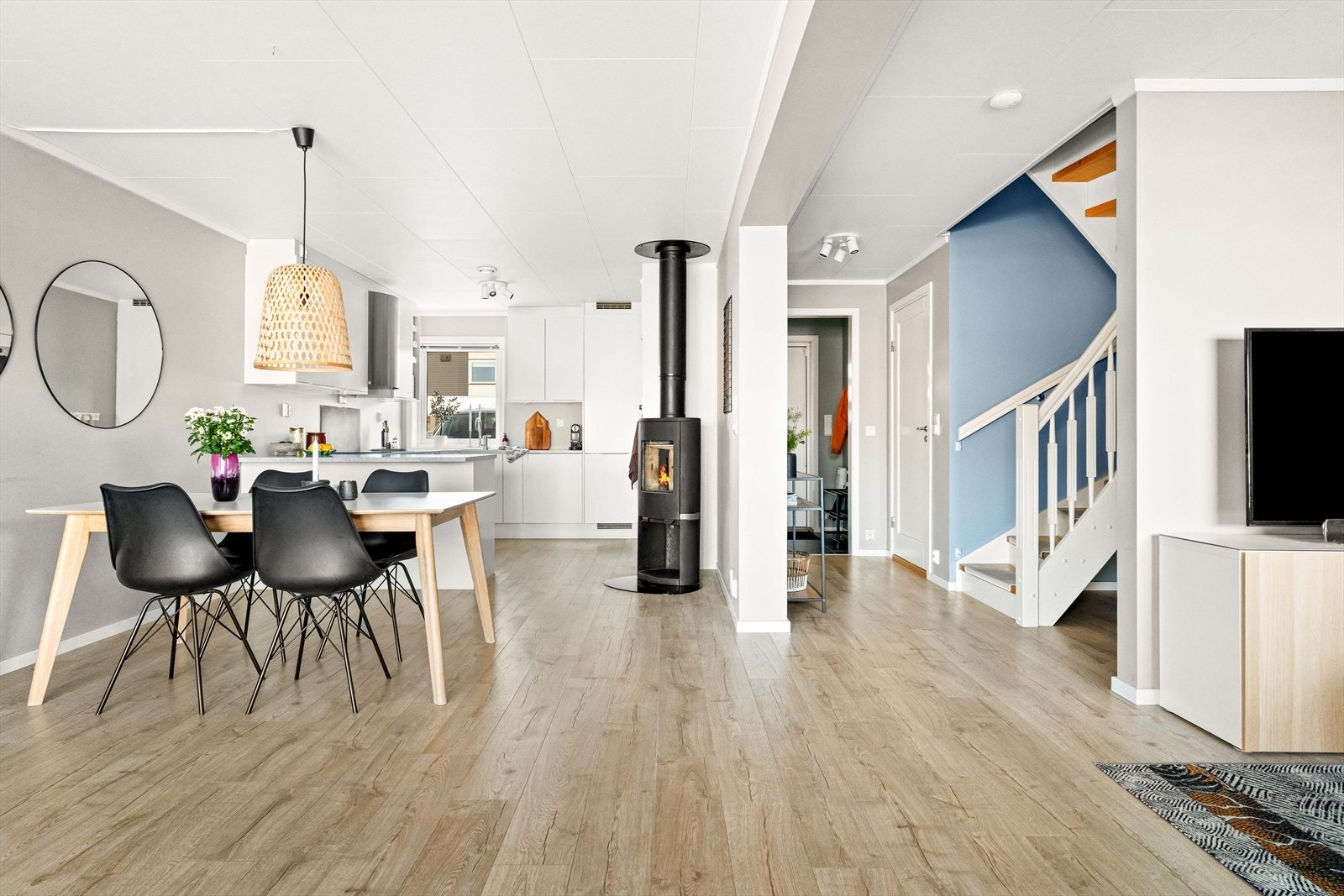 Kjøkken og stue i moderne åpen planløsning. Galleribilde