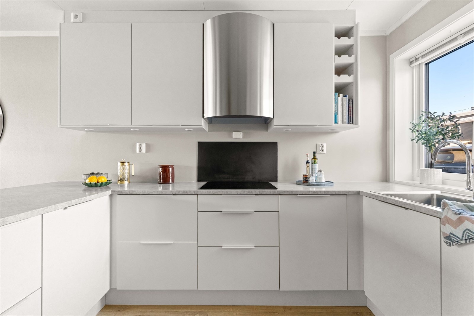 På kjøkkenet er det god plass til lagring av utstyr i skap og skuffer. Galleribilde