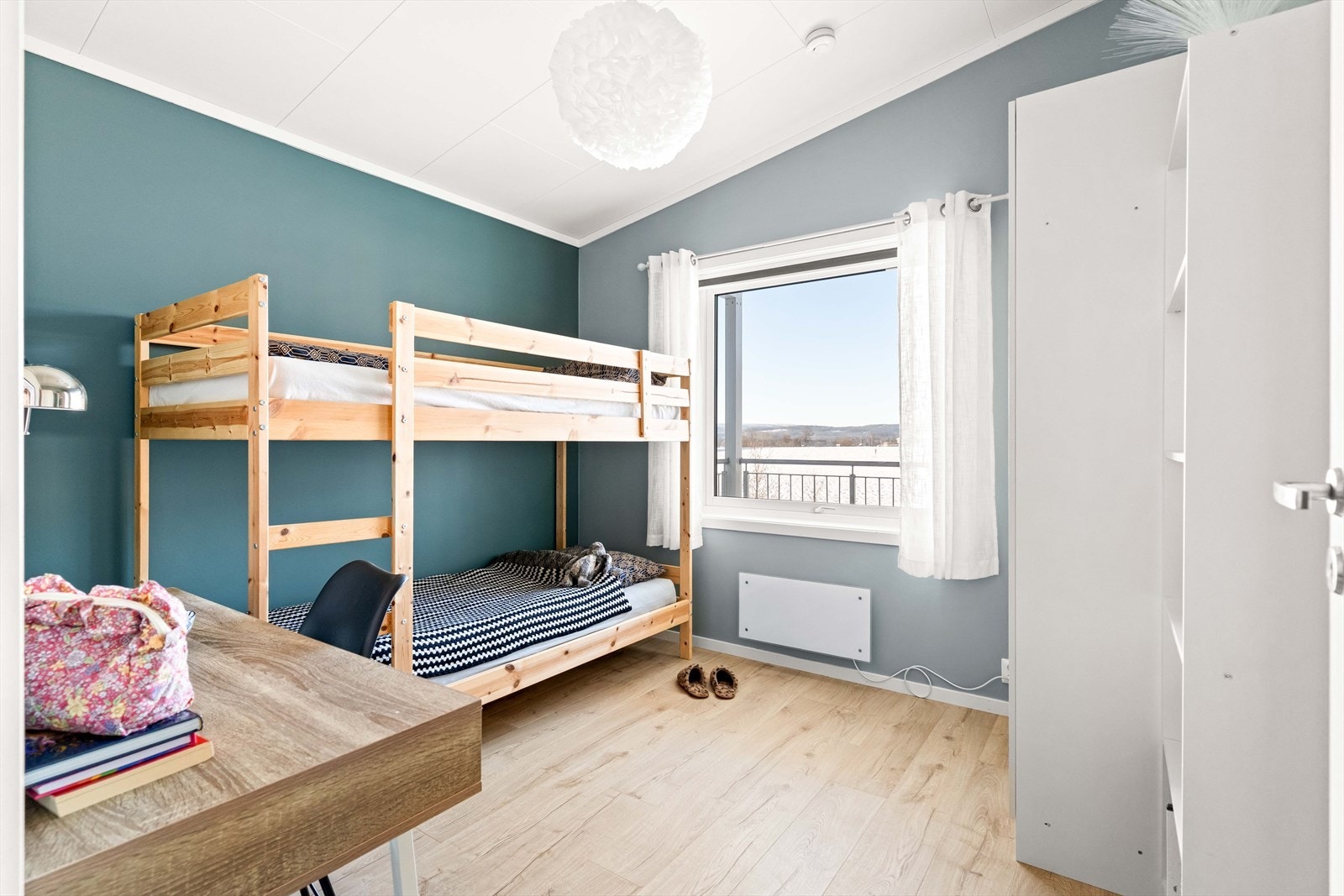 Soverom med garderobeløsning. Galleribilde