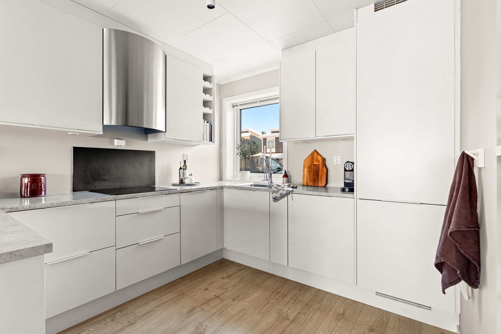 Kjøkkenet har integrerte hvitevarer som platetopp, oppvaskmaskin og fryse-/kjøleskap. Galleribilde