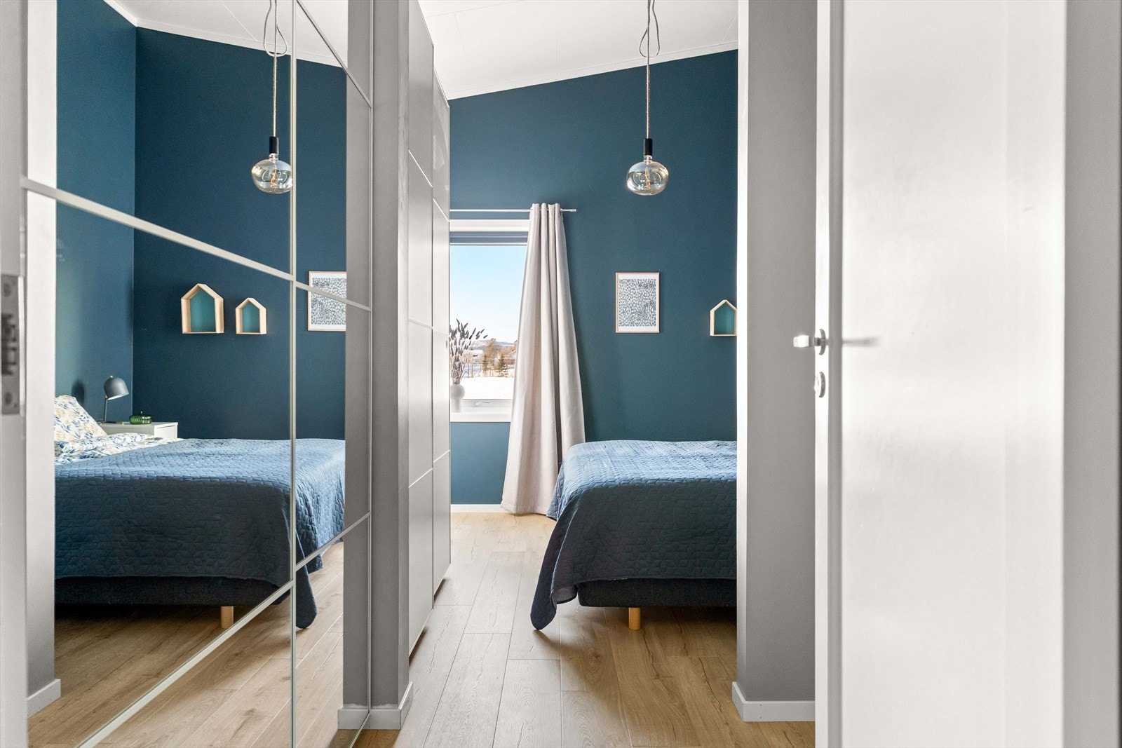 Hovedsoverommet har flere skyvedørsgarderober, hvorav ett har speil. Galleribilde