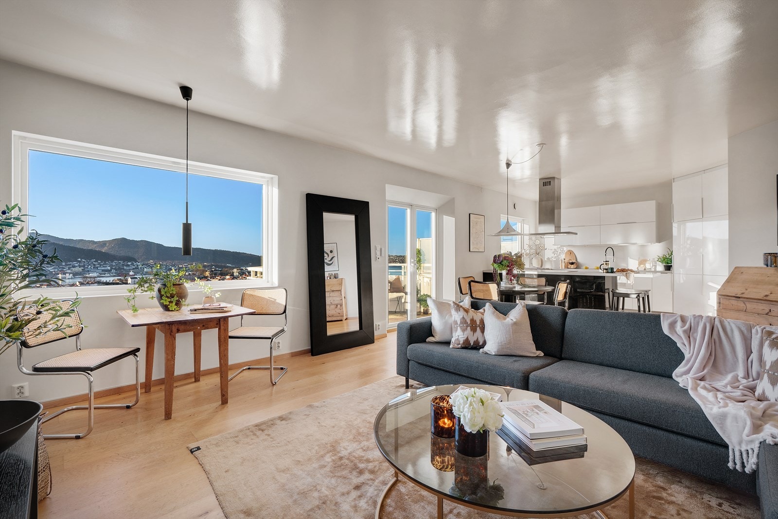 Leiligheten har gjennomgående lyse og behagelige farger som skaper en lun og innbydende stemning. Galleribilde