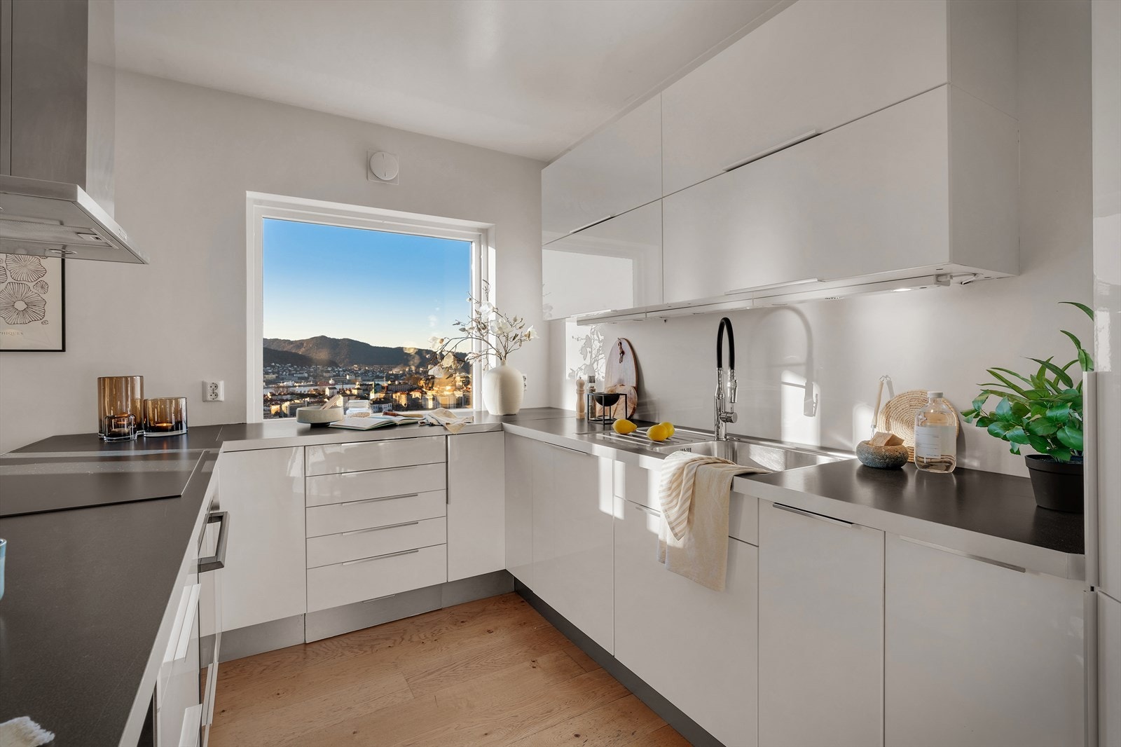 Rikelig med benkeplass for kokken. Galleribilde