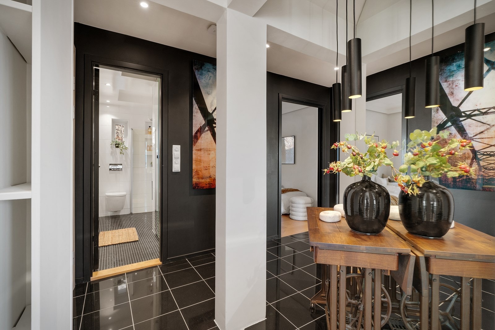 Stor entré med mørke farger som skaper en fin kontrast. Galleribilde