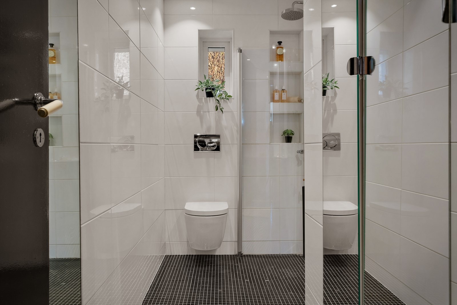 Pent bad med fliser på gulv og vegger - med varmekabler. Galleribilde