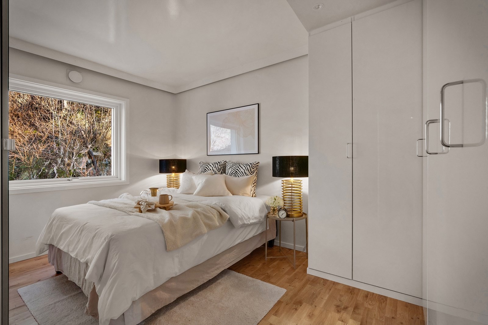 Romslig og lyst hovedsoverom. Galleribilde