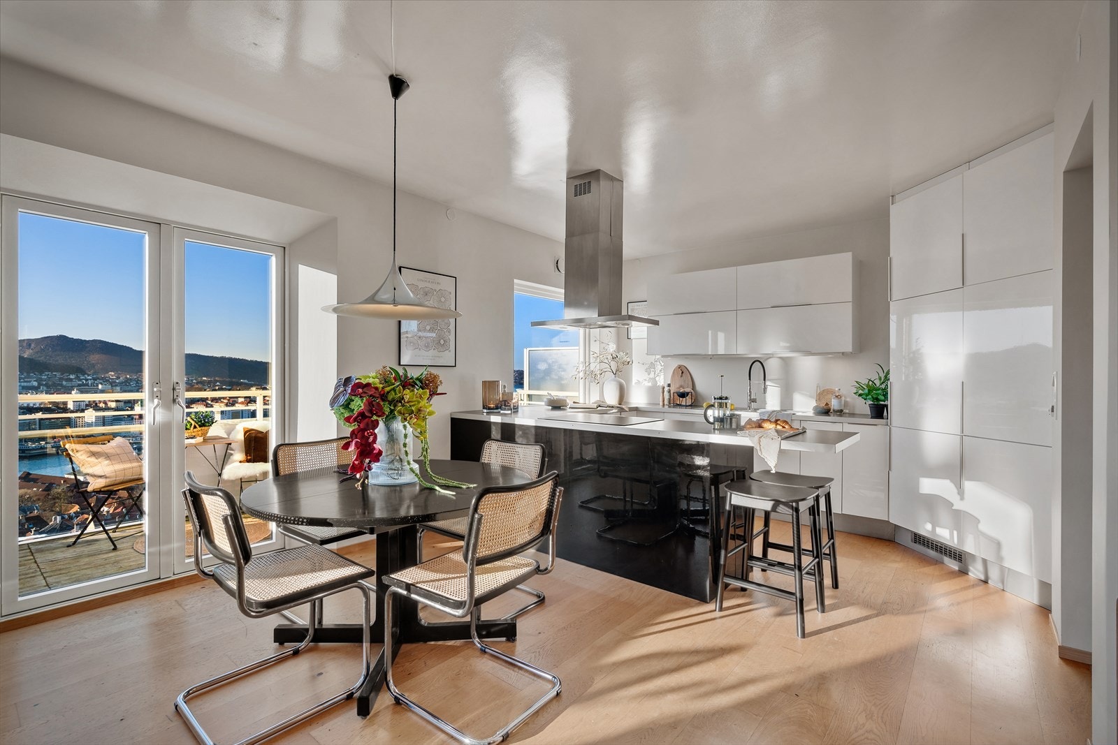 Stuens store vindusflater sikrer godt med naturlig lysinnslipp. Galleribilde