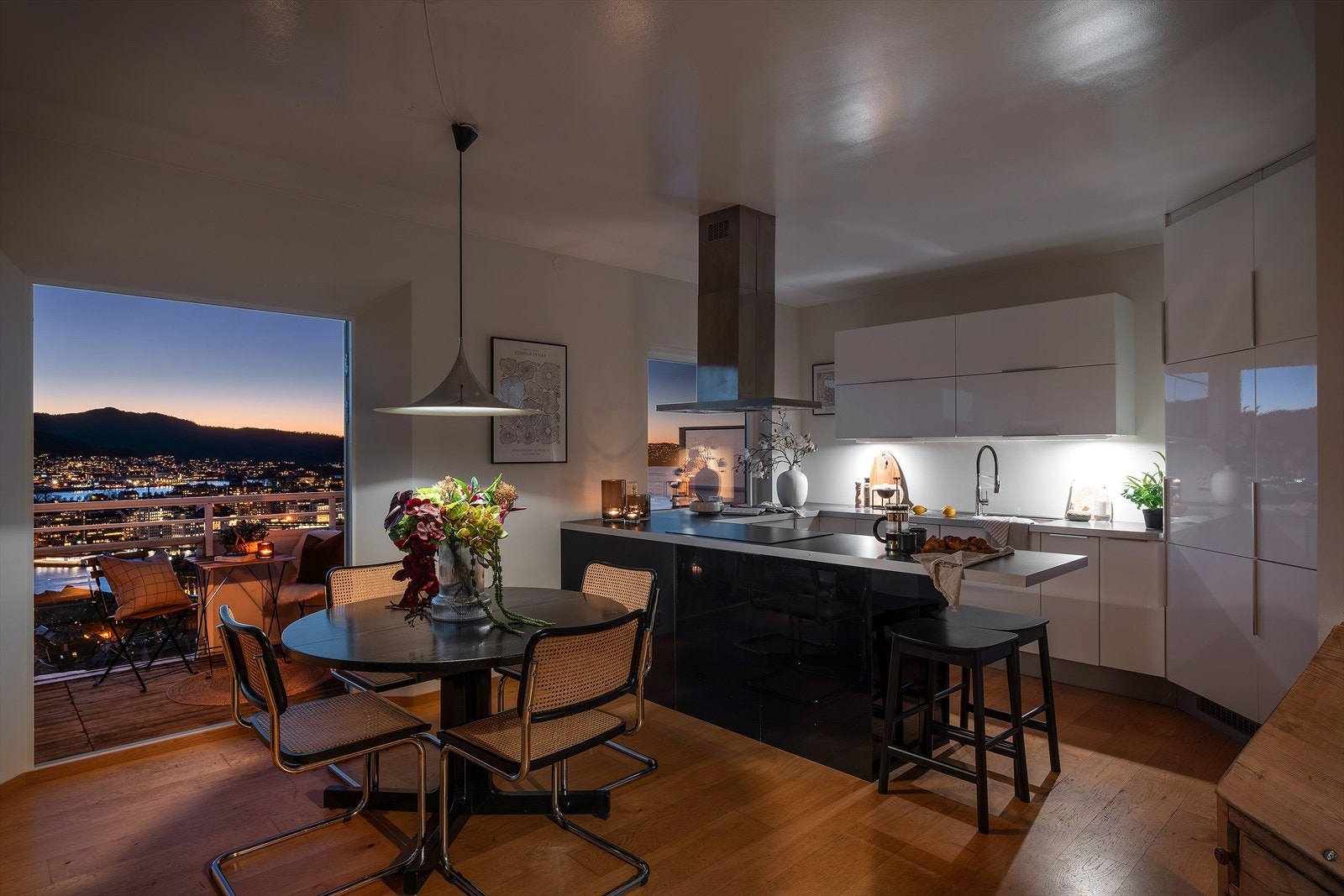 Leiligheten disponerer i tillegg tre eksterne boder, felles vaskerom og tørkeloft. Galleribilde