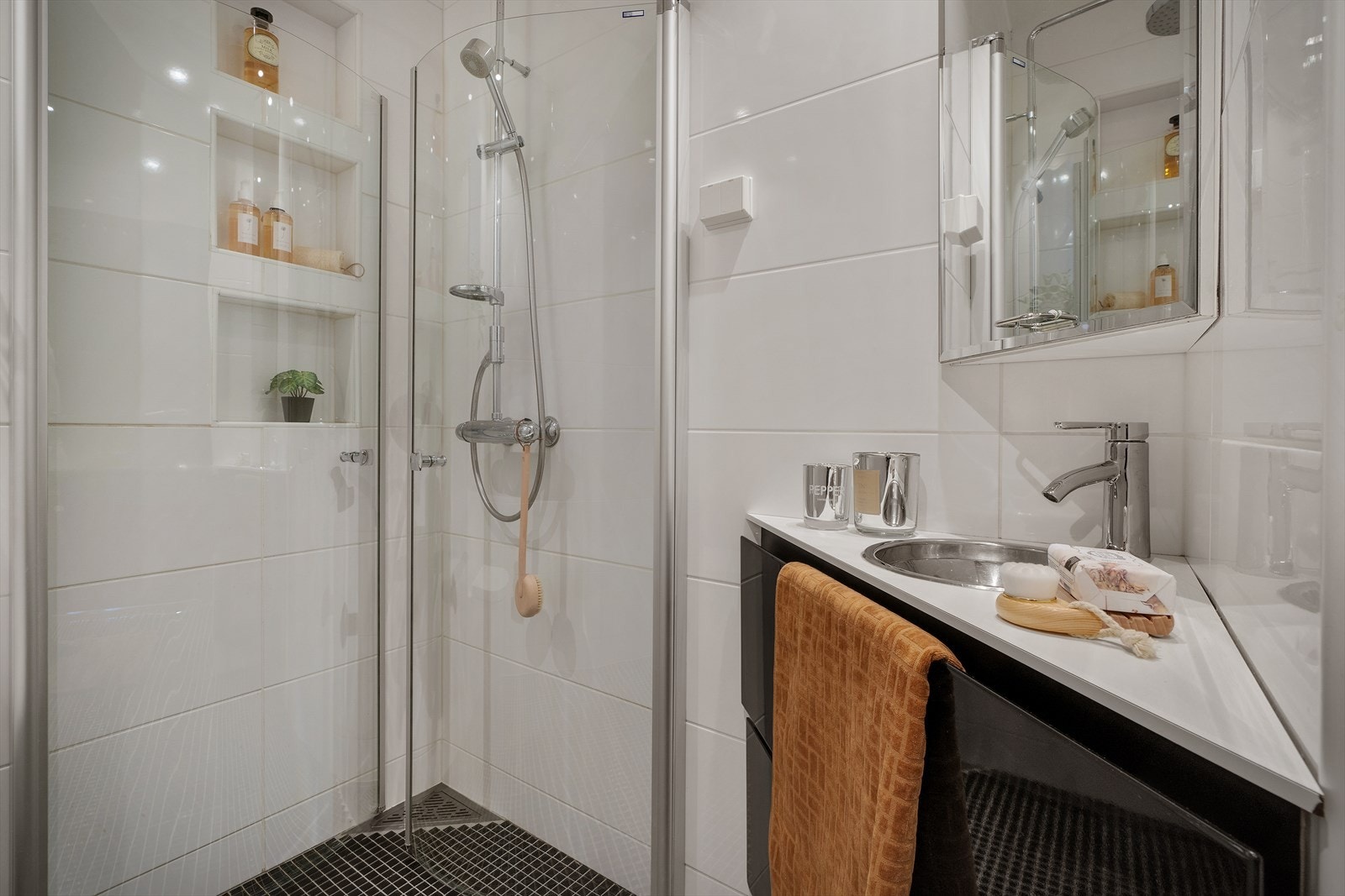 Praktisk innfellbare dusjdører for mer plass. Galleribilde