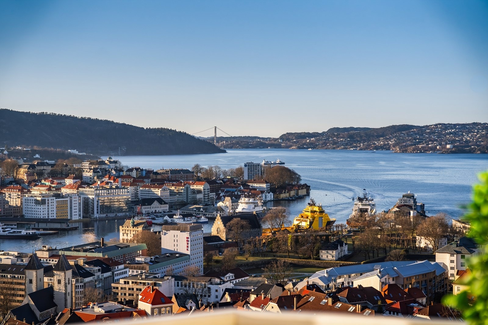 Leiligheten ligger flott til og kan vise til en spektakulær utsikt over Bergen sentrum, Byfjorden og Askøy. Solforholdene er svært gode, og midtsommers kan man nyte solen helt til den går ned bak Askøy sent på kvelden. Galleribilde