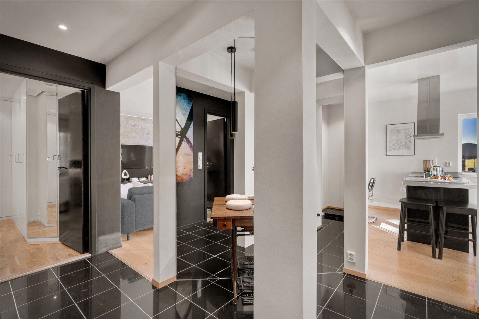 Fra entréen har du direkte tilkomst til alle rom i leiligheten. Galleribilde