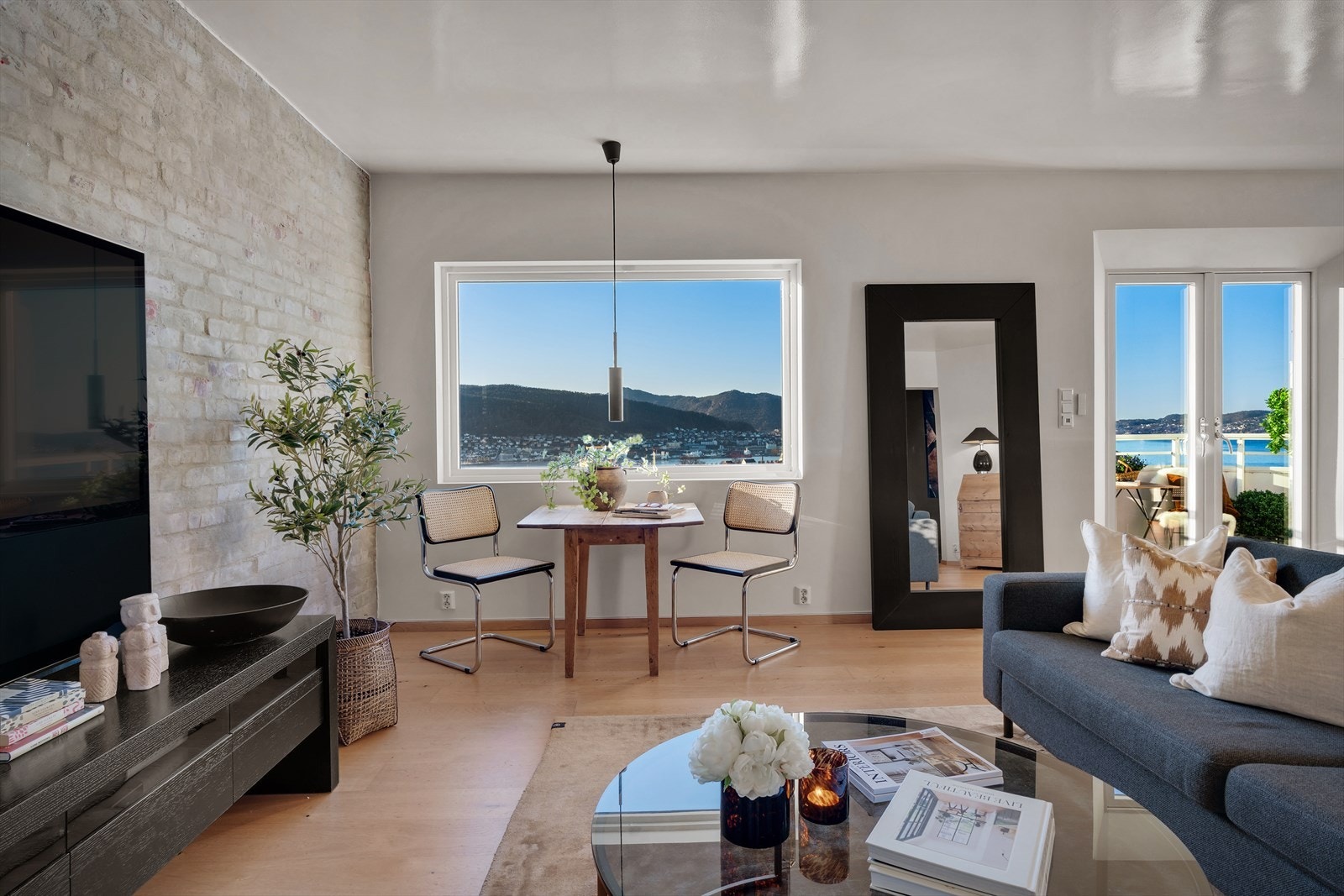 Fantastiske utsiktsforhold i hele stue-/kjøkkenløsningen. Galleribilde