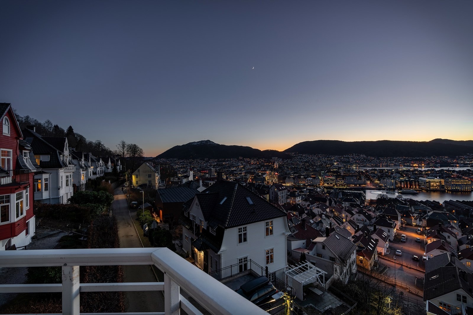 For den friluftsinteresserte byr området på unike tur- og rekreasjonsmuligheter rett utenfor døren, med Fløyen og Stoltzekleiven som nærmeste naboer. Galleribilde