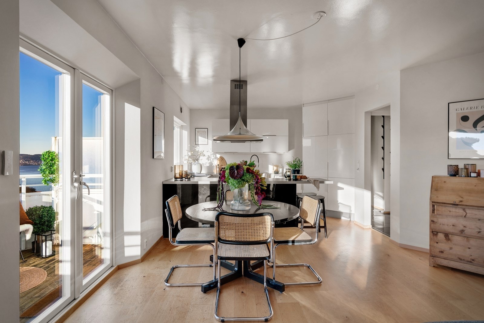 Mellom stuen og kjøkkenet finner spisebordet sin naturlige plass. Galleribilde