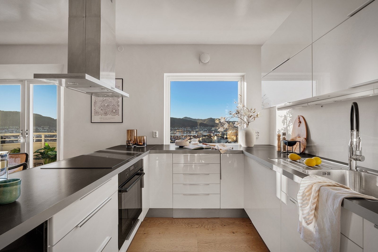 Kjøkkenet har hvitevarer av høy kvalitet og er utstyrt med ny Electrolux komfyr, induksjon platetopp fra JG Nordic, Electrolux kombiskap og oppvaskmaskin. Galleribilde