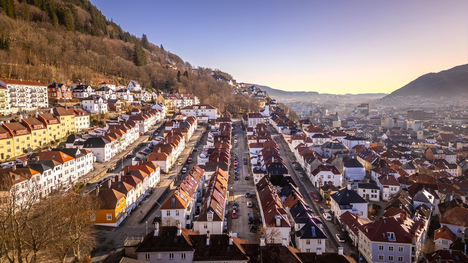 Området er kjent for sine smale karakteristiske smau prydet med rosebusker og idyllisk mur - og trebebyggelse. Galleribilde