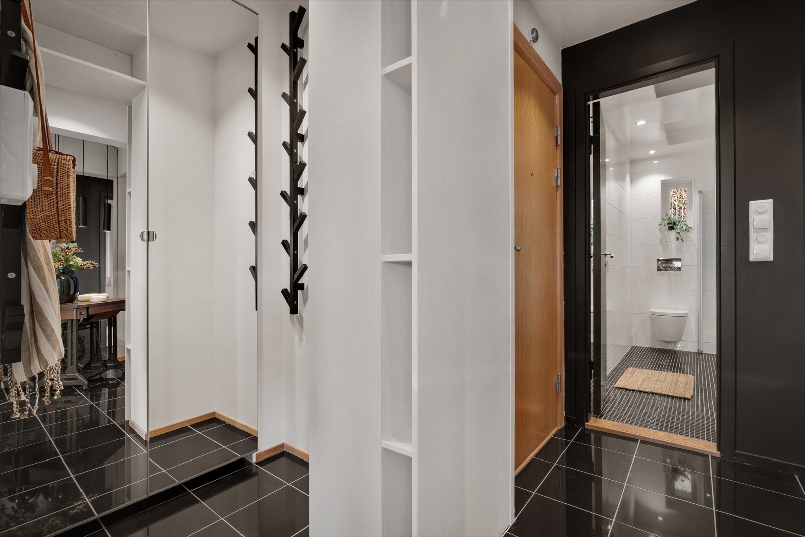 Romslig entré med praktisk innhuk for enkel oppbevaring. Galleribilde