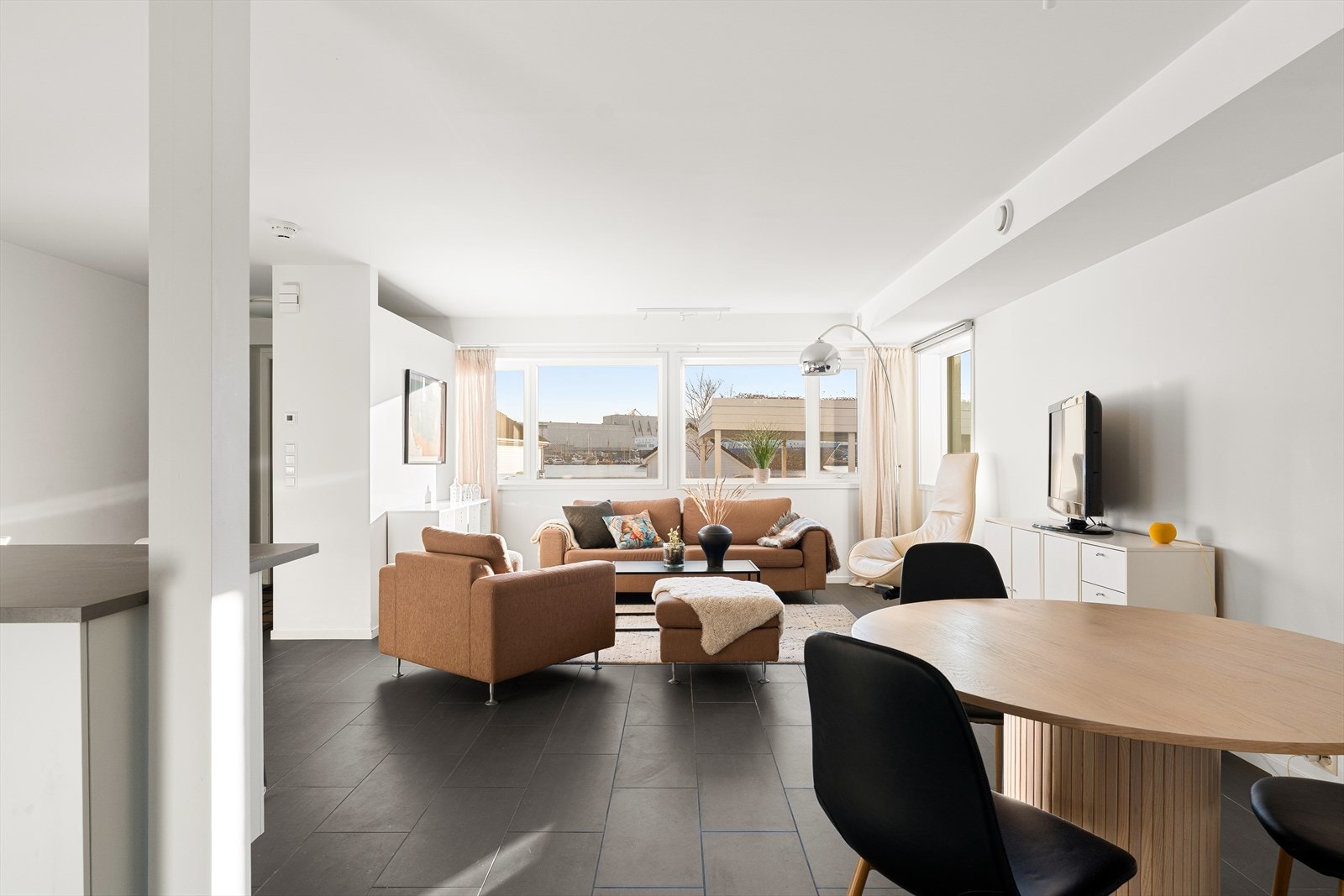 Sokkelleiligheten fremstår som lys, delikat og svært funksjonell, med egen ventilasjonsløsning som sikrer godt inneklima og høy bokomfort. En takhøyde på ca. 240 cm gir et luftig uttrykk Galleribilde