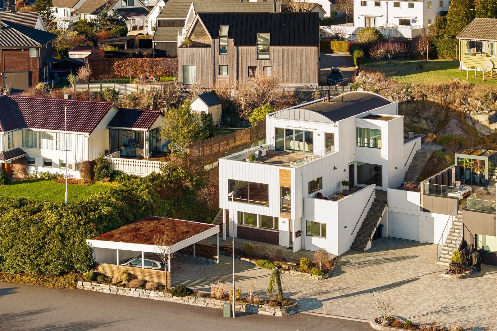 Eiendommen ligger stille og tilbaketrukket, samtidig som du har utsikt og nærhet til sjøen Galleribilde