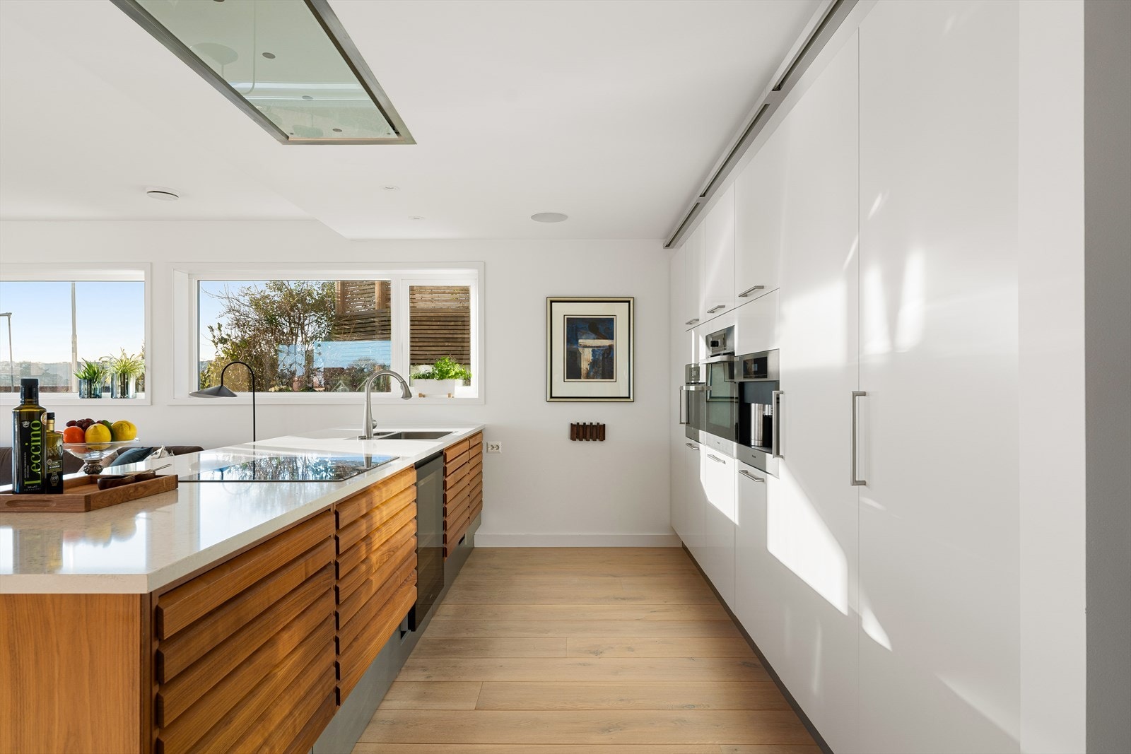 Kjøkkenet fremstår som stilrent og moderne, med kjøkkenøy fra Unoform og skapinnredning fra HTH. Flott granitt benkeplate. Galleribilde