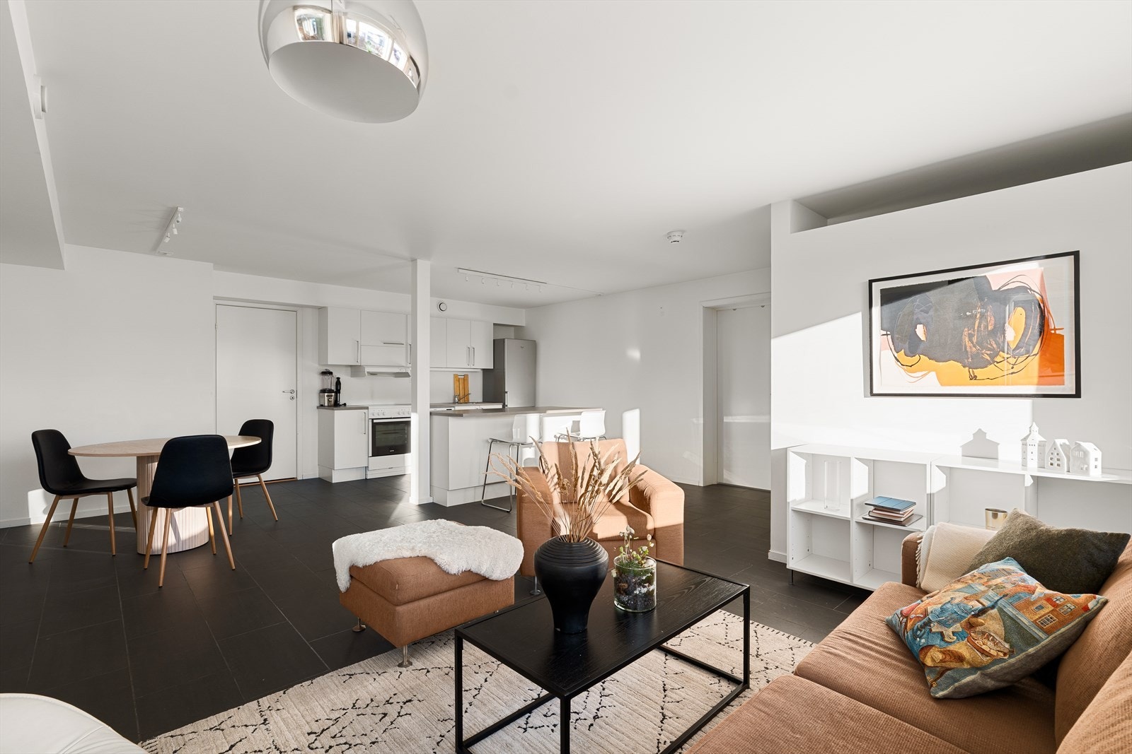 Stuen har åpen kjøkkenløsning med god plass til både sofagruppe og spisebord. Varmekabler i gulv i hele sokkelleiligheten. Galleribilde