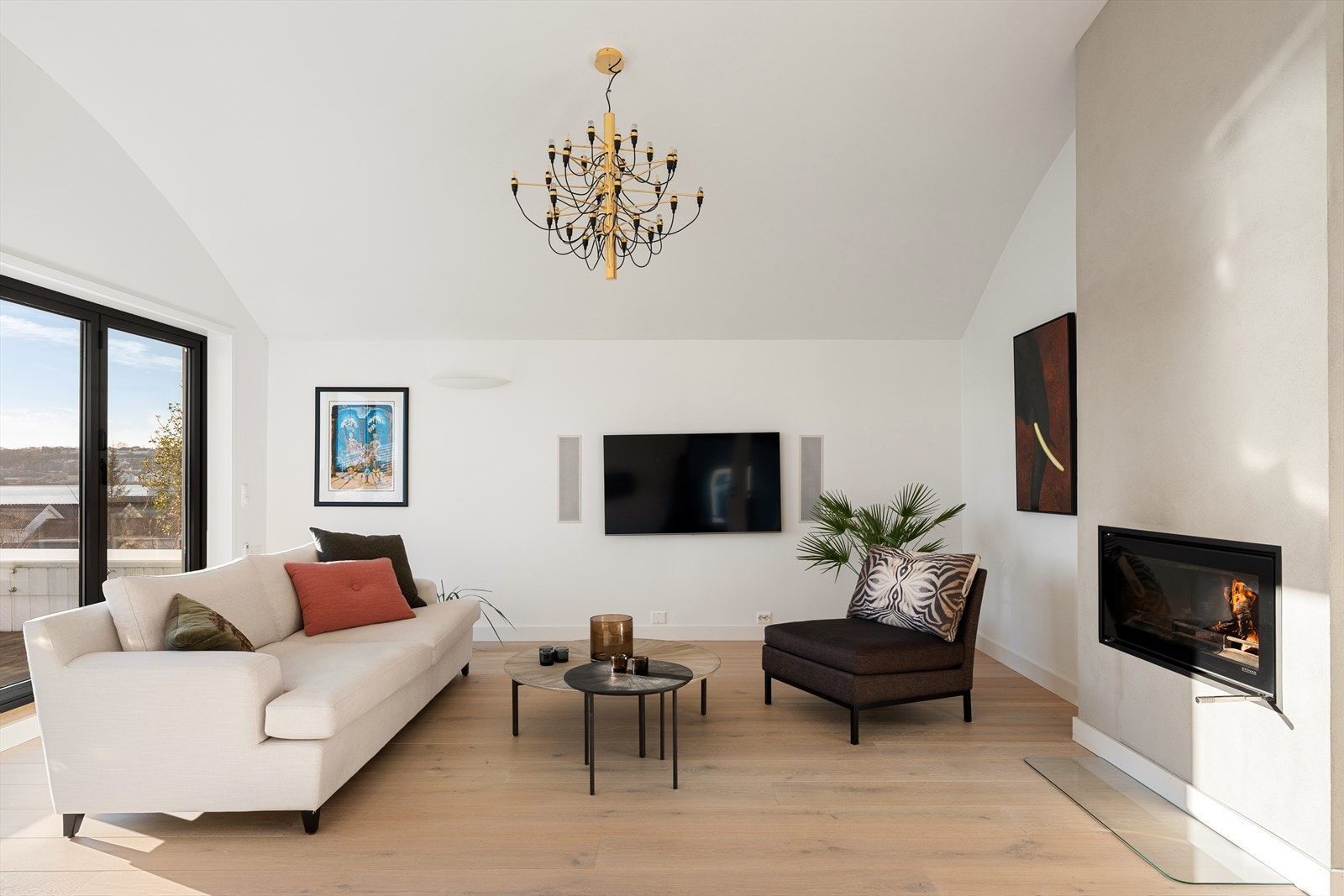 I andre etasje finner du en lun og innbydende stue med peisinnsats for ved og stålpipe, levert av den anerkjente danske peisprodusenten Rais. Galleribilde