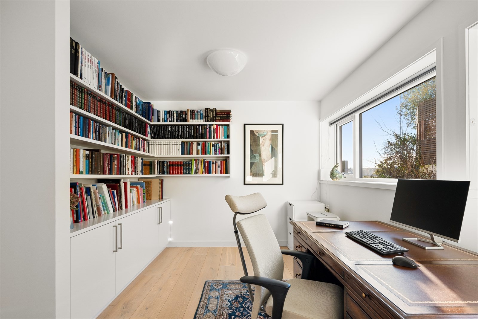 Romslig kontorløsning som kan gjøres om til ekstra soverom ved behov Galleribilde