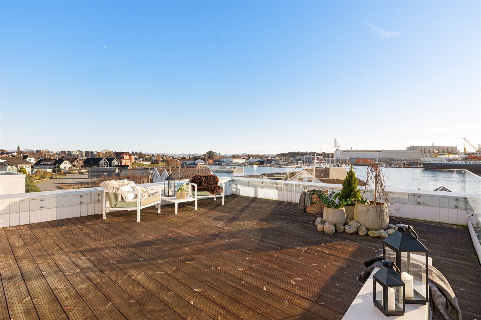 Takterrassen er innrammet med glass, som gir god le for vind og forlenger utesesongen. Galleribilde