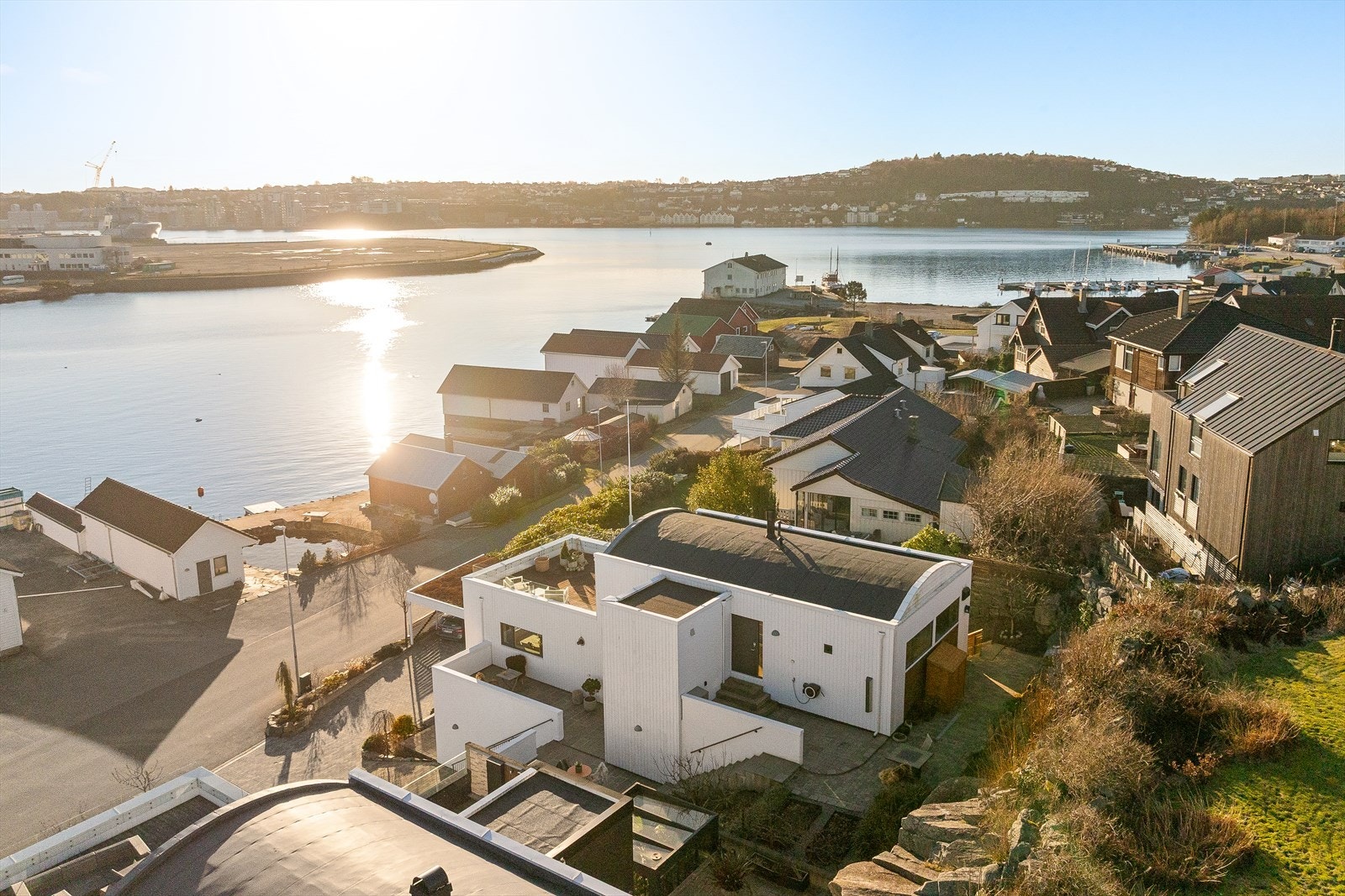 Ulsnesveien 47D har en attraktiv og familievennlig beliggenhet i et rolig og veletablert boligområde på Hundvåg. Galleribilde