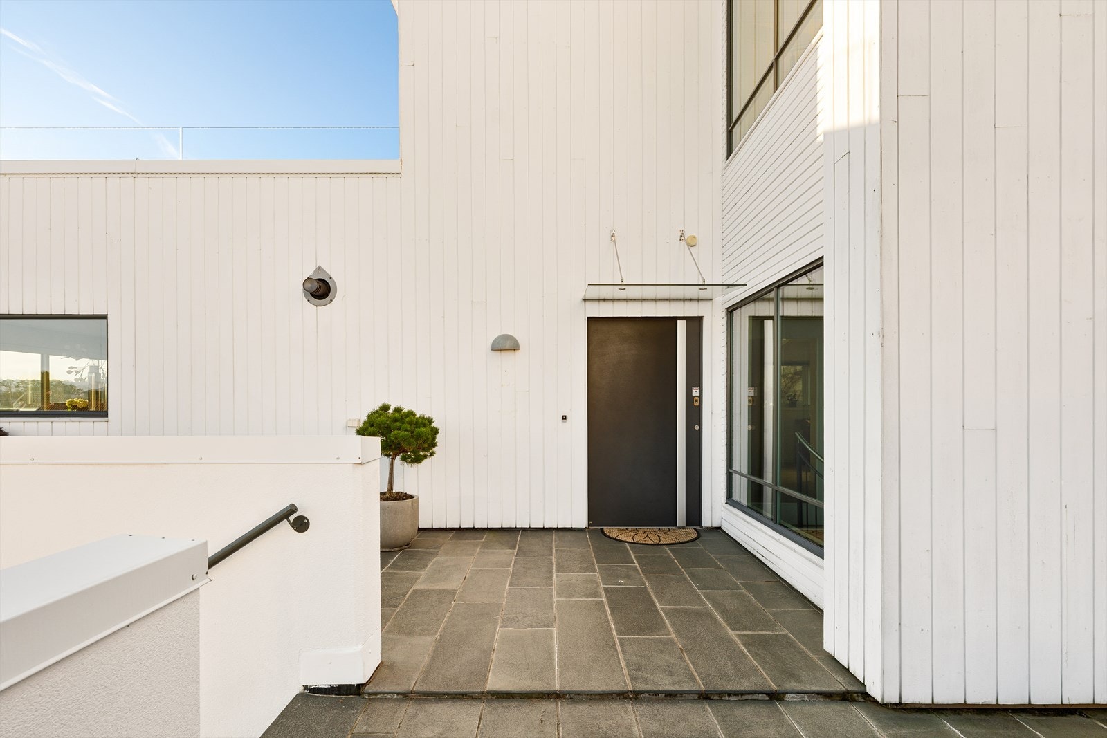 Glemt husnøklene? Ingen problem. Hoveddøren er utstyrt med fingeravtrykk for å låse opp Galleribilde