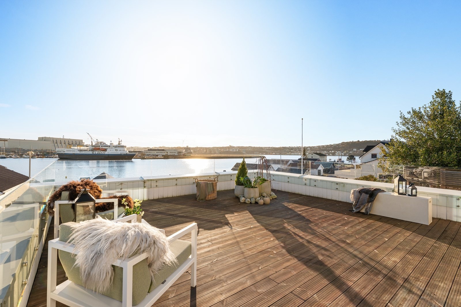 Fra stuen er det utgang til en fantastisk takterrasse med panoramautsikt. Galleribilde