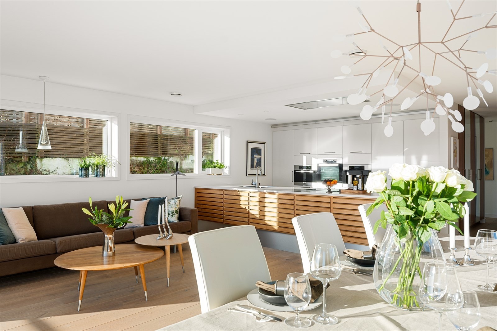 Det er Sonosanlegg med høytalere i taket i allrom og bad i samme etasje Galleribilde