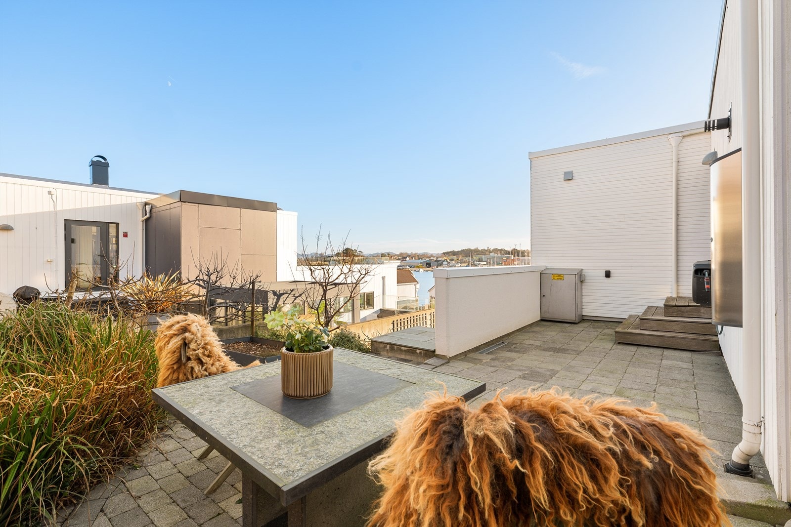 Urteterrassen mot naboen er godt skjermet og egner seg godt for urter, frukttrær og blomster. Her er det sol fra ca. kl. 06:00 til kl. 14:00. Galleribilde