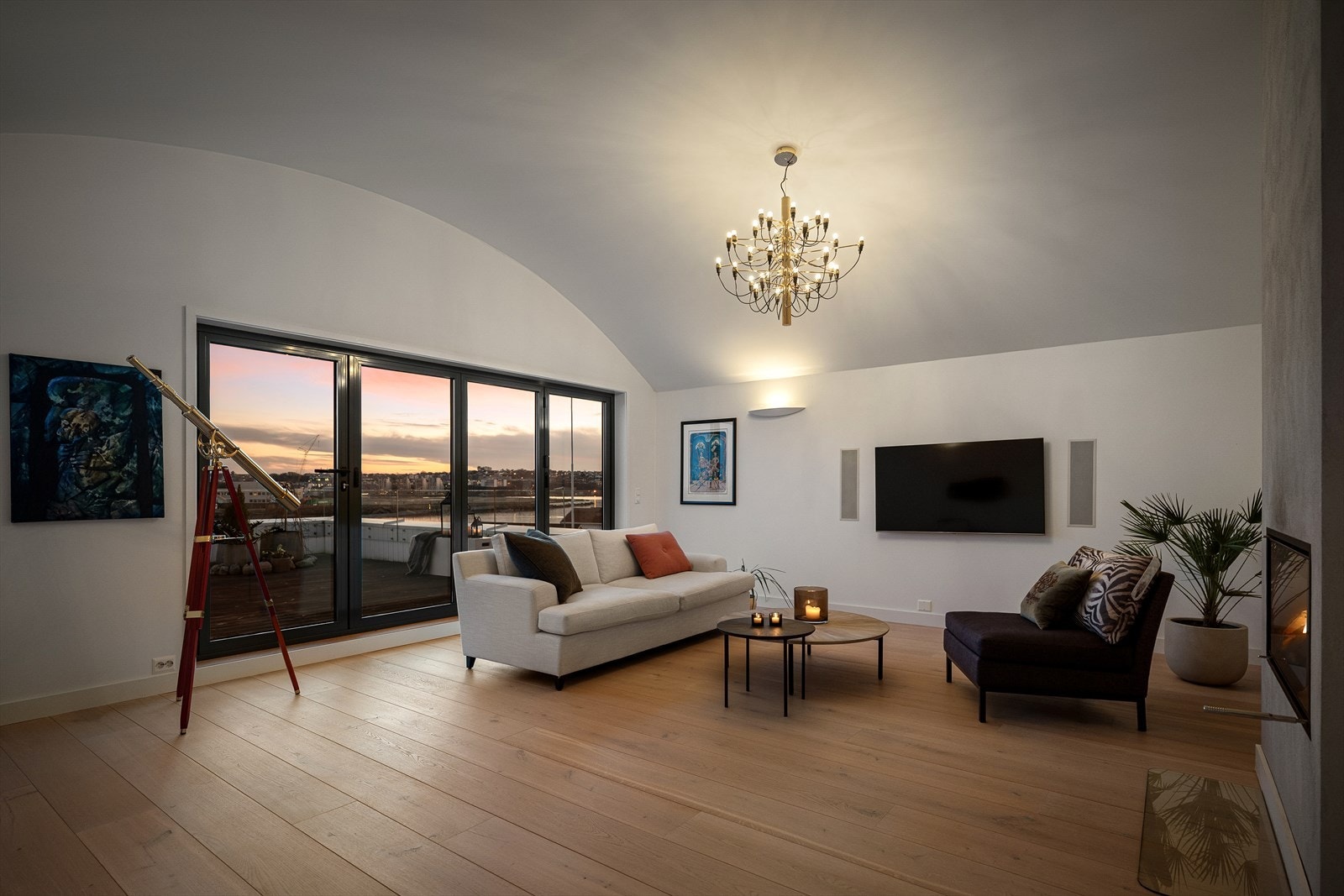 Boligen har buet tak og ekstra takhøyde i 2. etasje, noe som gir en luftig og romslig atmosfære. Galleribilde