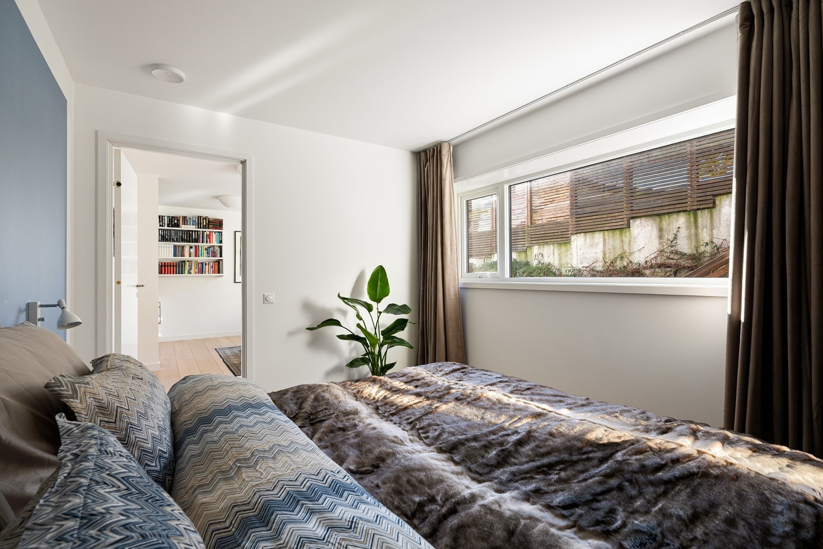 Løsningen danner en gjennomtenkt og privat foreldresone bestående av kontor, bad og soverom. Galleribilde