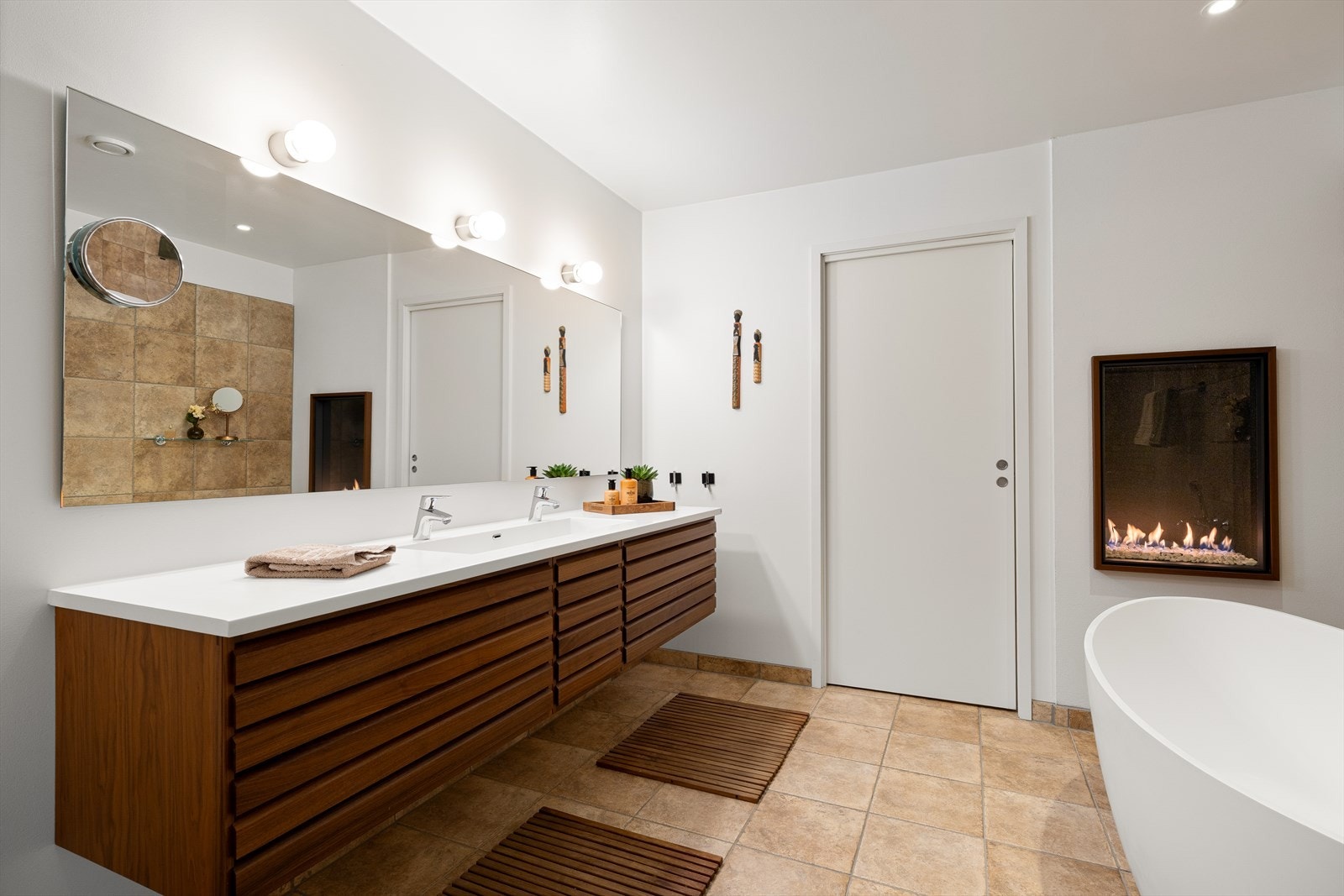 Herlig bad med Unoform servant og dør videre inn til garderoberom. På garderoberom er det opplegg for vaskemaskin ved ønske om kombinert vaskerom/bad. Galleribilde