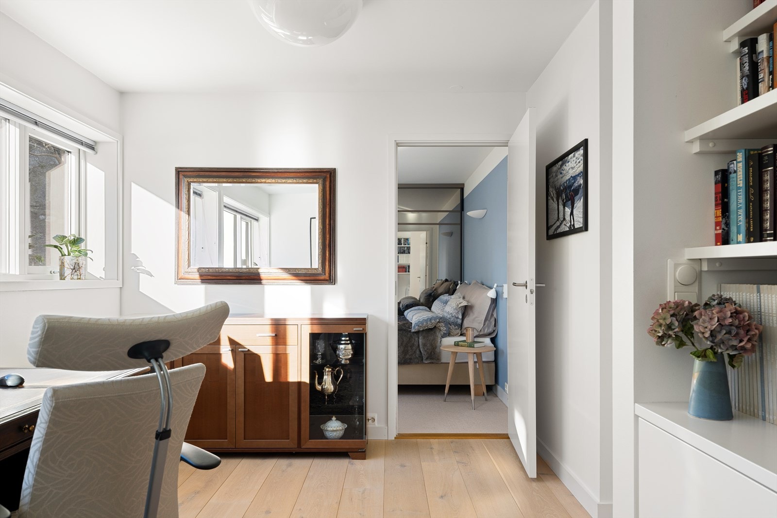 Hovedsoverommet er plassert i 1. etasje og har adkomst via et delvis åpent kontor. Galleribilde