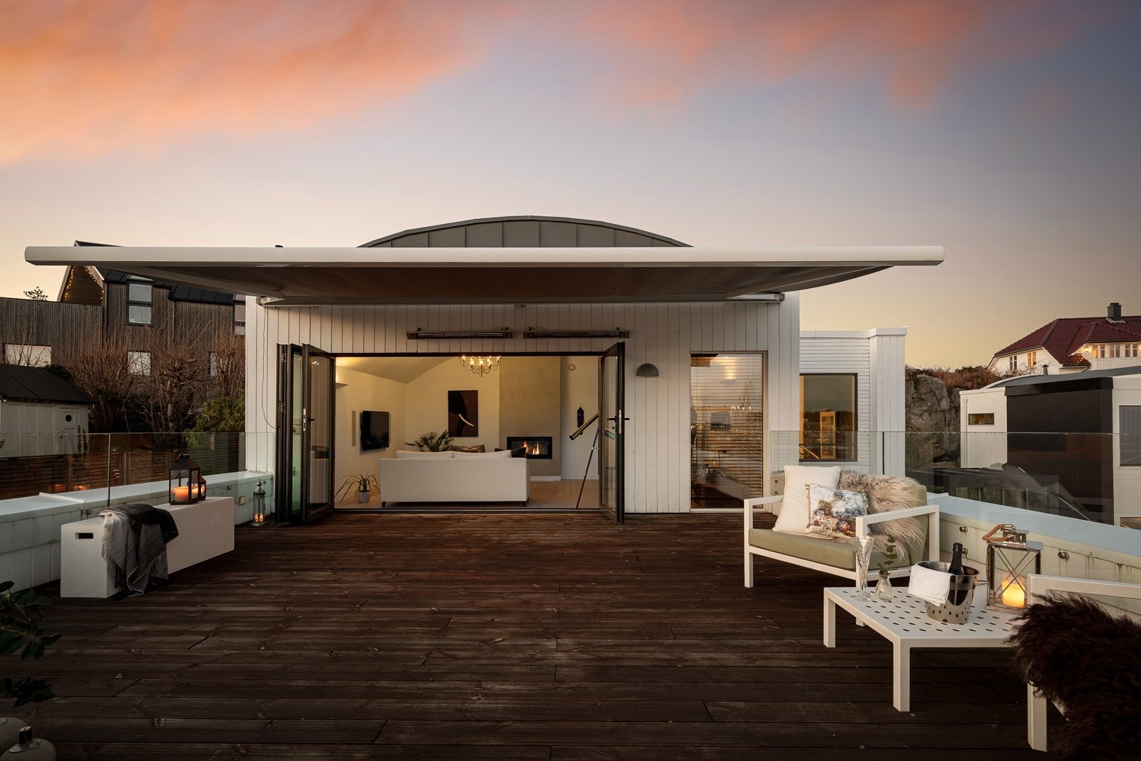 Fjernstyrt markise og veggmonterte varmelamper sørger for ekstra komfort på kjøligere dager, og terrassen har solforhold fra morgen til kveld. Galleribilde