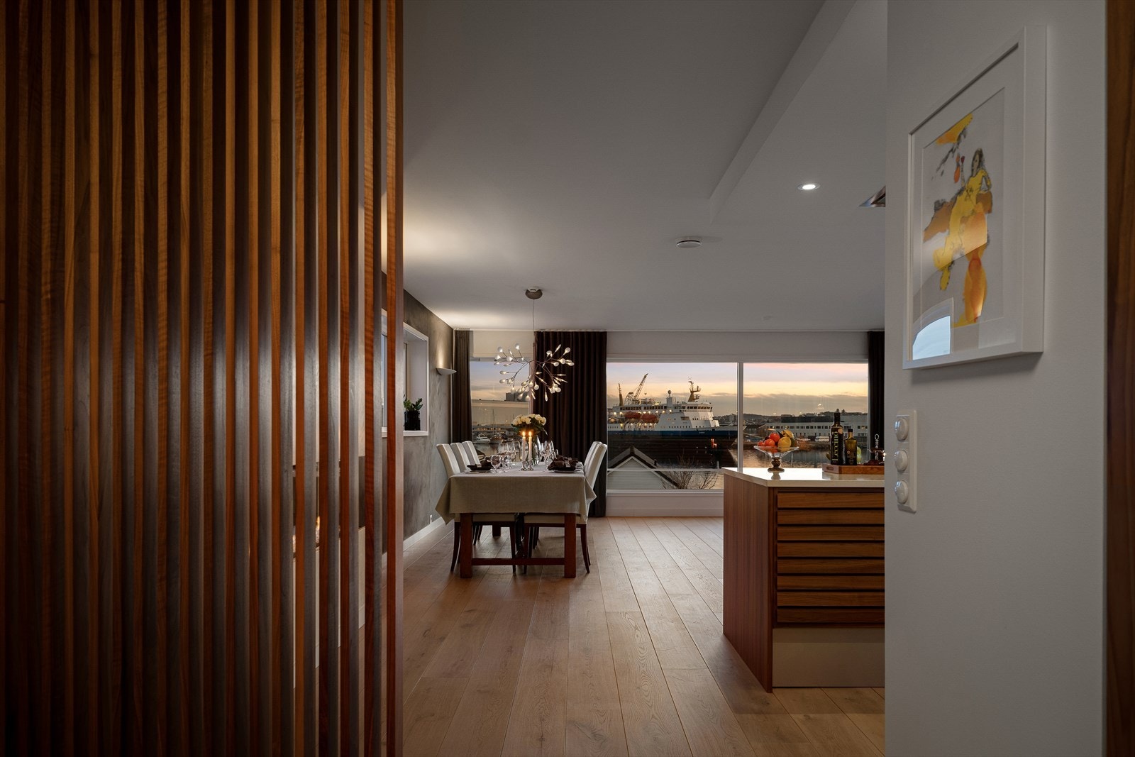 I første etasje finner du boligens sosiale hjerte, med romslige stue- og kjøkkenløsninger som danner et naturlig og innbydende samlingspunkt. Galleribilde