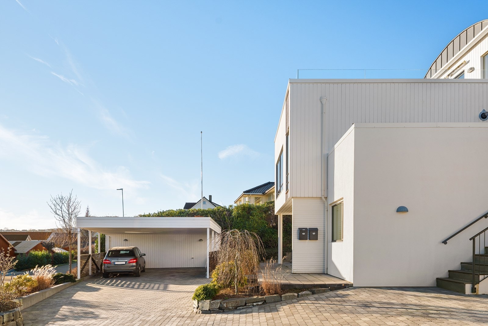 Hundvågsenteret ligger kun 5 minutter unna og byr på dagligvarebutikker som Rema og Meny, apotek, restaurant, pizzarestaurant, frisør og sportsbutikk. Barnehage og bussholdeplass nås på ca. 5 minutter, skole på ca. 13 minutter Galleribilde