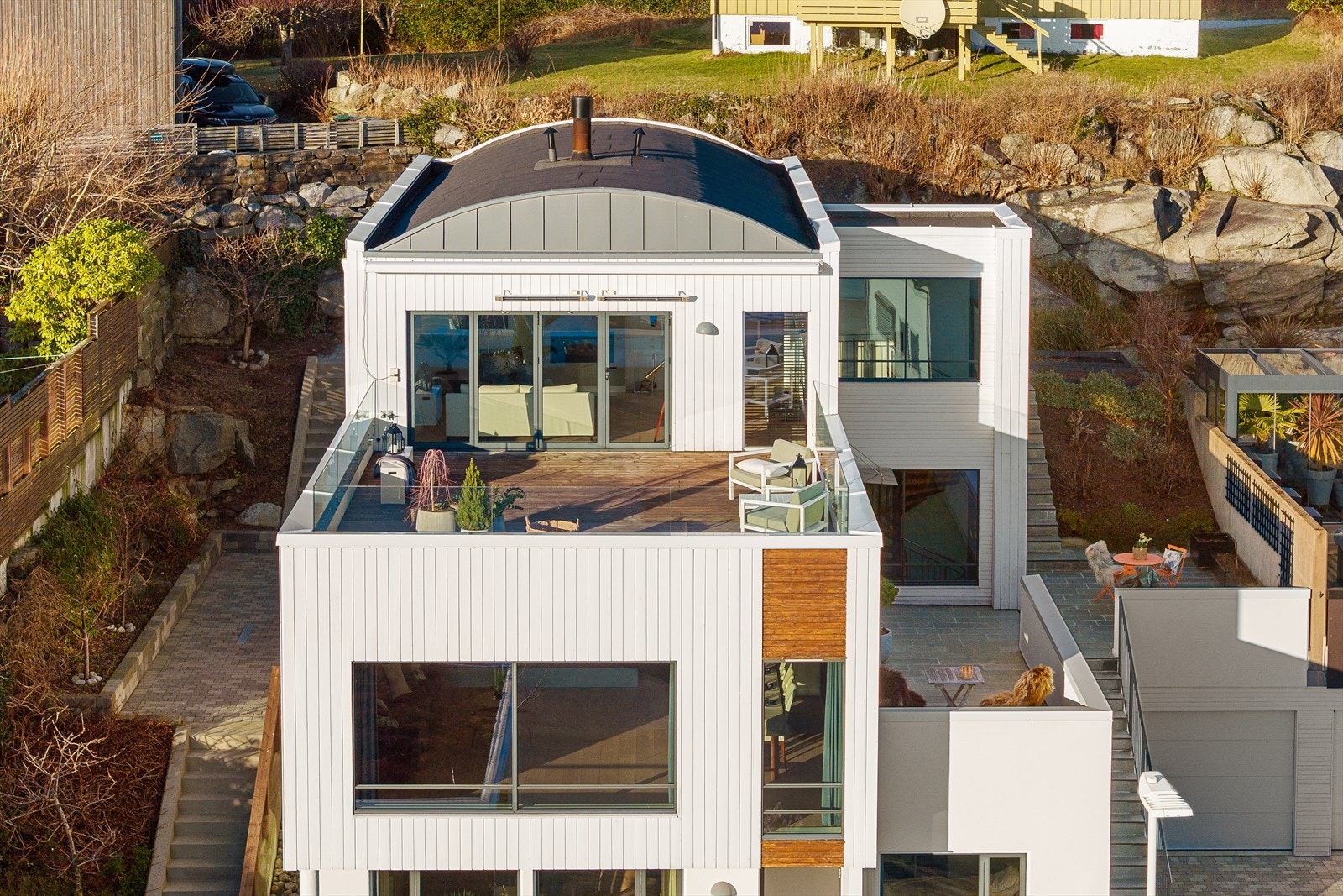 Boligen har store og funksjonelle rom som er gode å bo i, og byr på en fantastisk takterrasse med sol fra morgen til kveld. Galleribilde