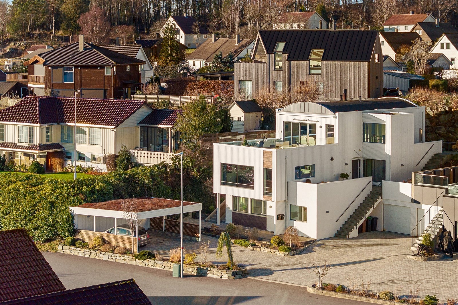 Området er preget av trygge omgivelser med lite gjennomgangstrafikk, gode naboskap og en lun beliggenhet i le for nordavinden - noe som gir flere og lengre sommerdager. Galleribilde