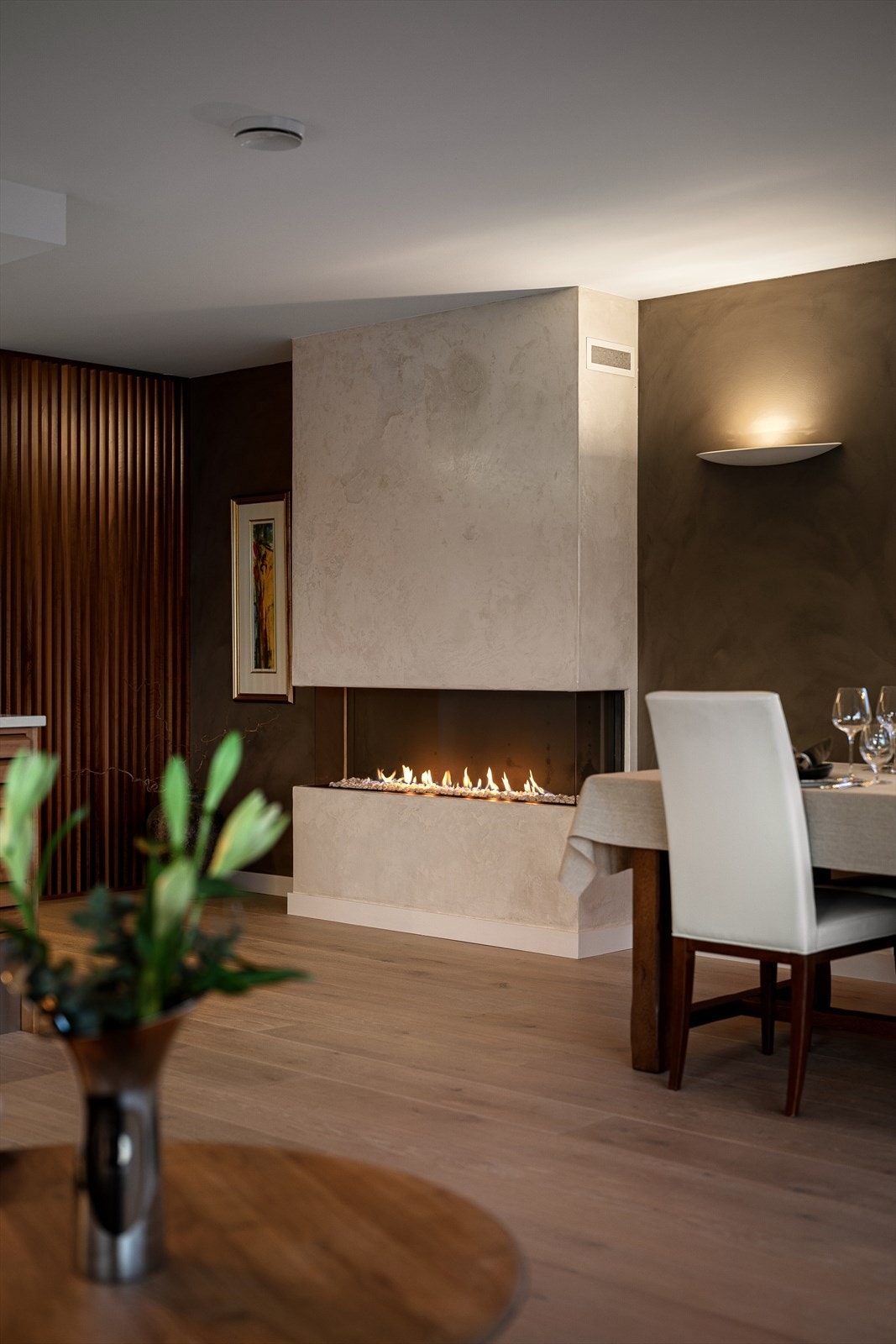 Stuen er utstyrt med gasspeis som gir behagelig varme og skaper en lun og stemningsfull atmosfære. Galleribilde