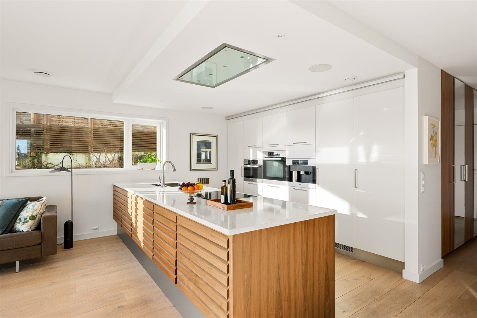 En komplett hvitevarepakke gir både funksjonalitet og eksklusivt preg. Av utstyr kan nevnes integrert oppvaskmaskin, stekeovn, dampovn, stor platetopp, ventilator, integrert kaffemaskin, vinskap samt kjøle- og fryseskap. Galleribilde