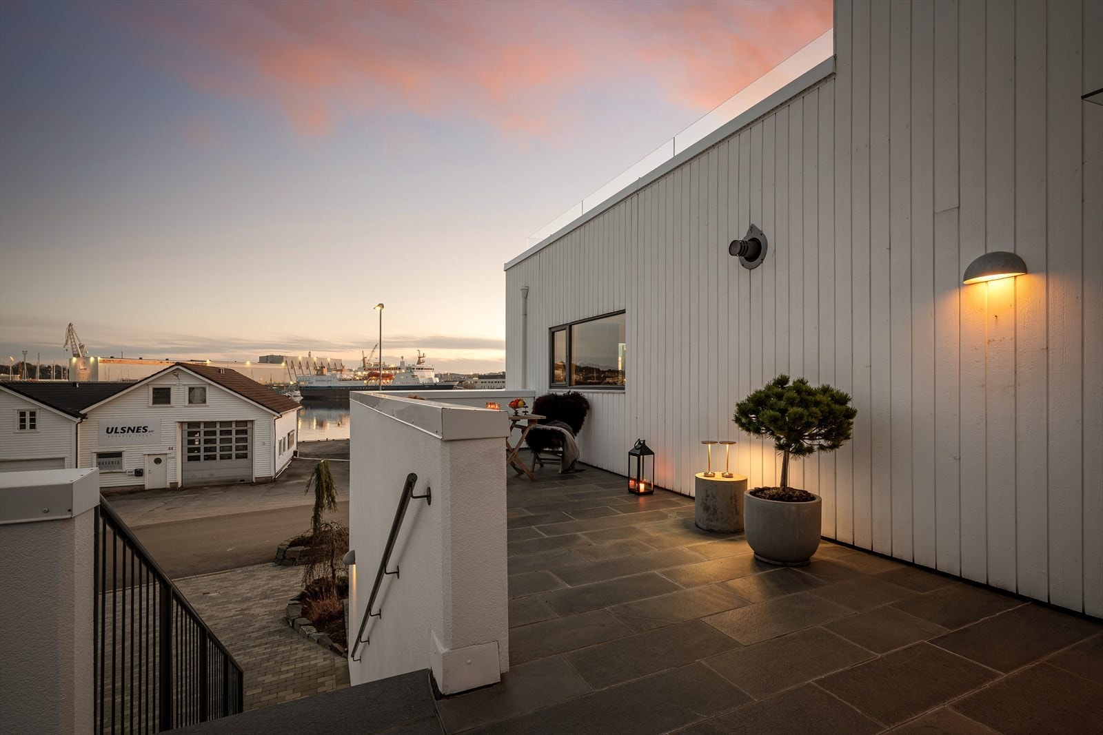 Frokostterrassen utenfor kjøkkenet har sol fra ca. kl. 07:00 til kl. 13:00. Galleribilde