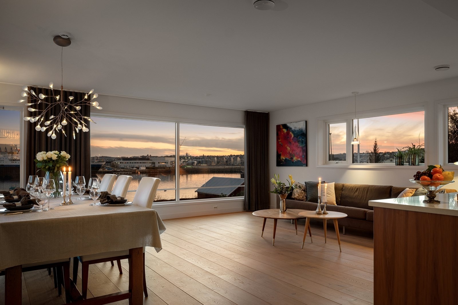 Store vindusflater slipper inn rikelig med dagslys og gir nydelig utsikt mot sjøen. Galleribilde