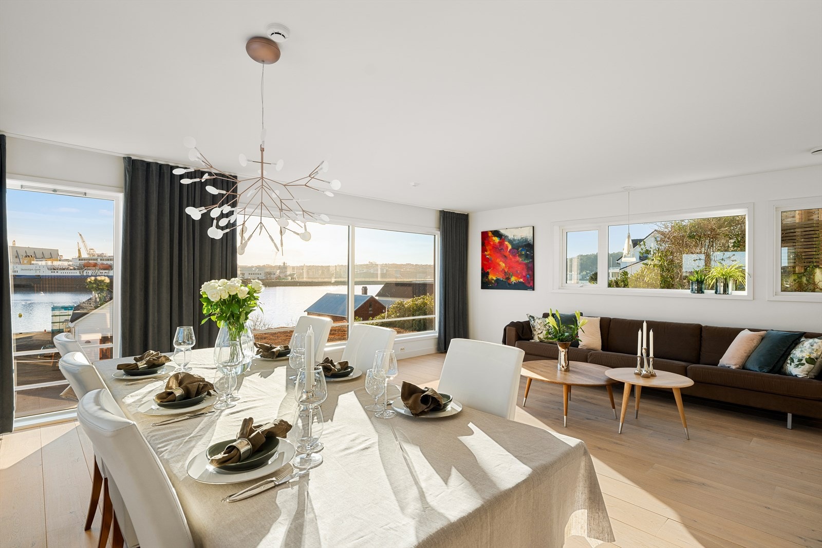 Her er det god plass til både spisebord og sofagruppe, slik at utsikten kan nytes fullt ut fra flere soner i rommet. Galleribilde