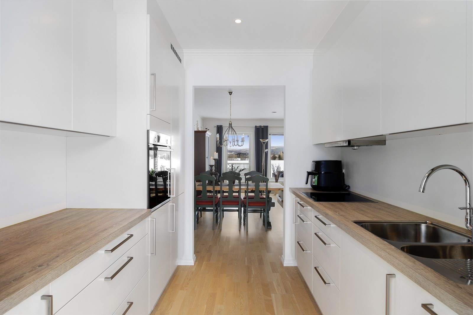 Kjøkkenet har integrerte hvitevarer (stekeovn, platetopp, oppvaskmaskin, kjøl/frys) og nedfelt oppvaskkum. Galleribilde